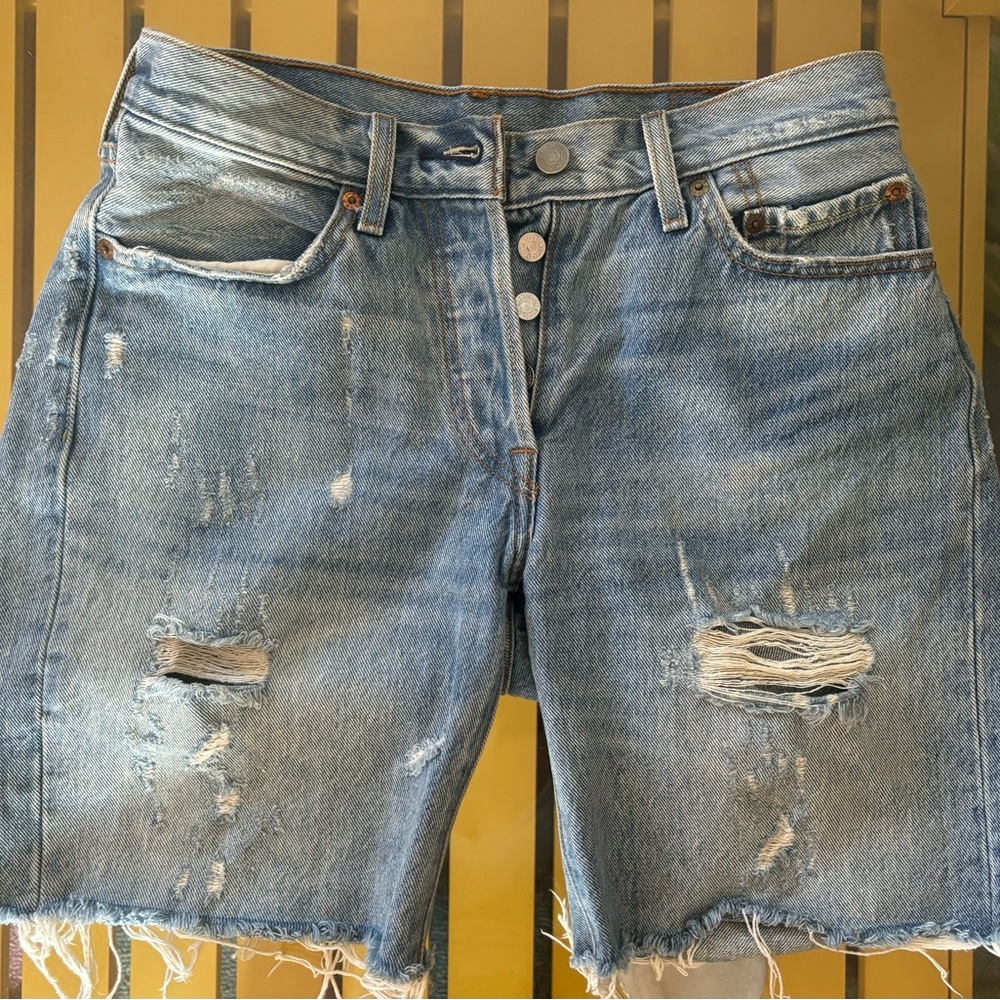 Levi 501 shorts mid thigh size 26